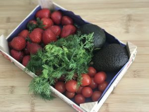 ensalada de aguacates fresas y cogollos de lechuga healthy and happy